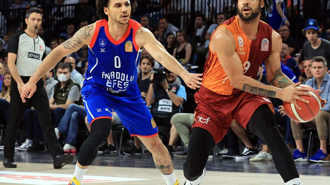 Nefesleri kesen seride Anadolu Efes finale yükseldi. Tam 27 sayılık fark