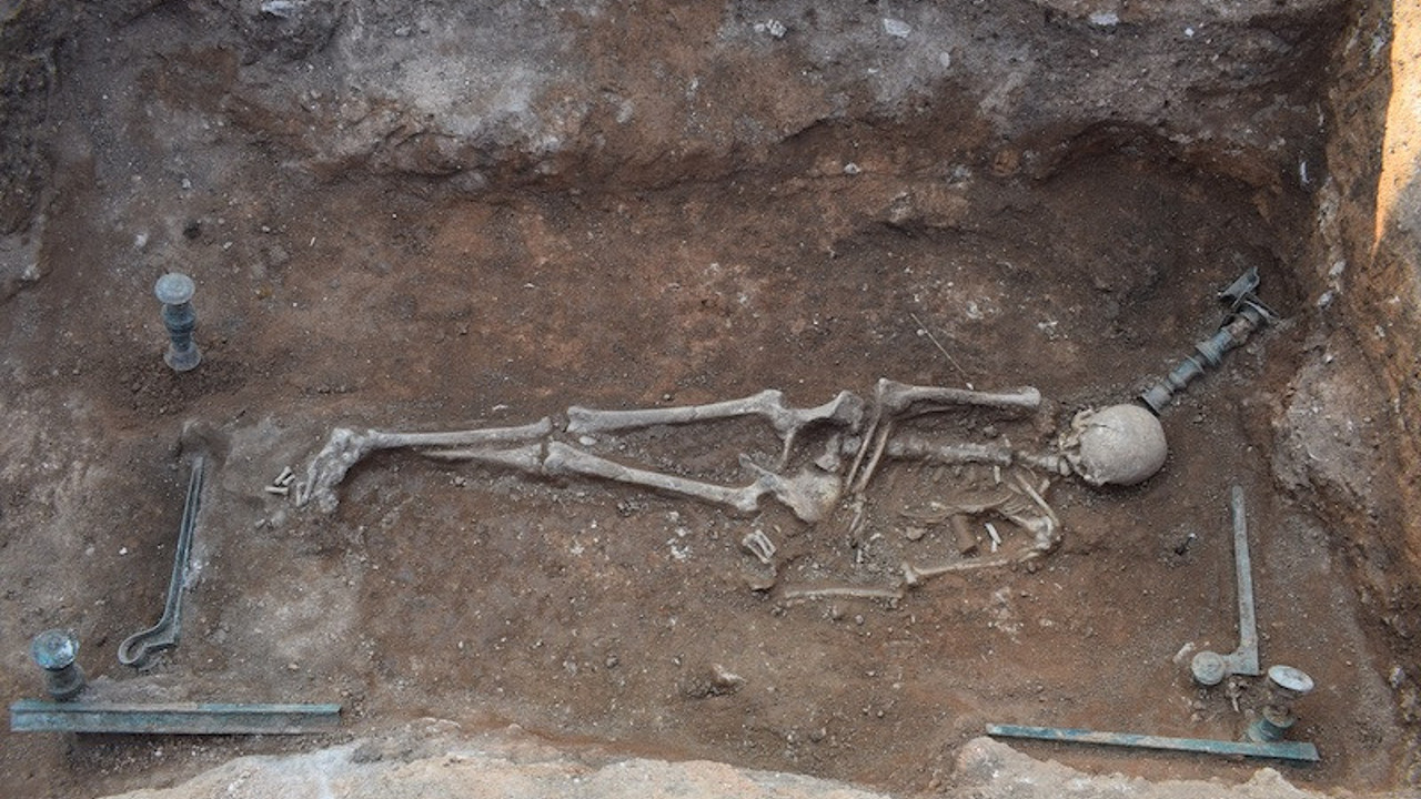 Denizkızı yatağında yatan bir kadının mezarı bulundu. Bilim insanları sırrını çözmeye çalışıyor