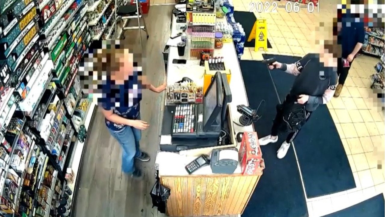 12 yaşındaki çocuktan benzin istasyonunda silahlı soygun. Kasiyer kendisini ciddiye almayınca ateş etti. Çaldığı paralar ile ne yapacağını duyanlar kulaklarına inanamadı