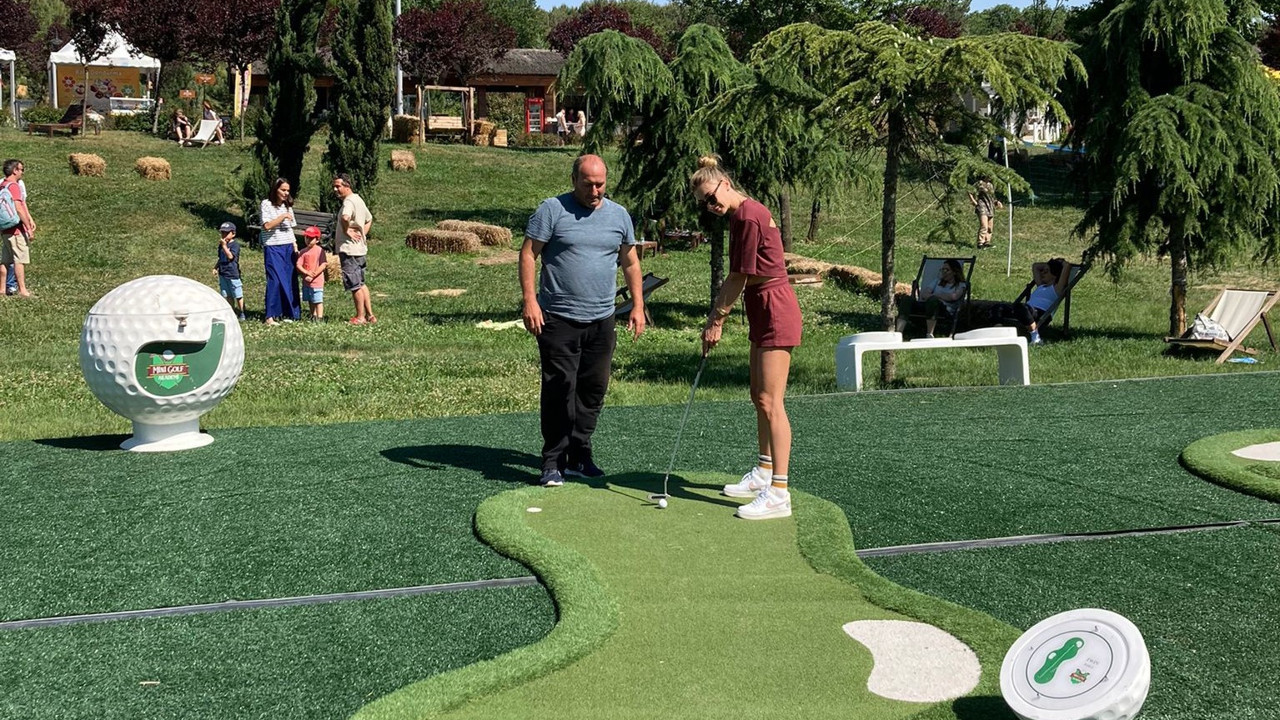 Şeyma Subaşı beceremedi. Golf hocası golf hocası olalı böyle zulüm görmedi