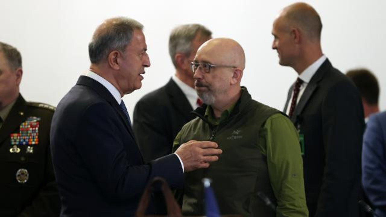 Ukrayna Savunma Bakanı limanlarındaki ticari gemiler için Türkiye'den yardım istedi