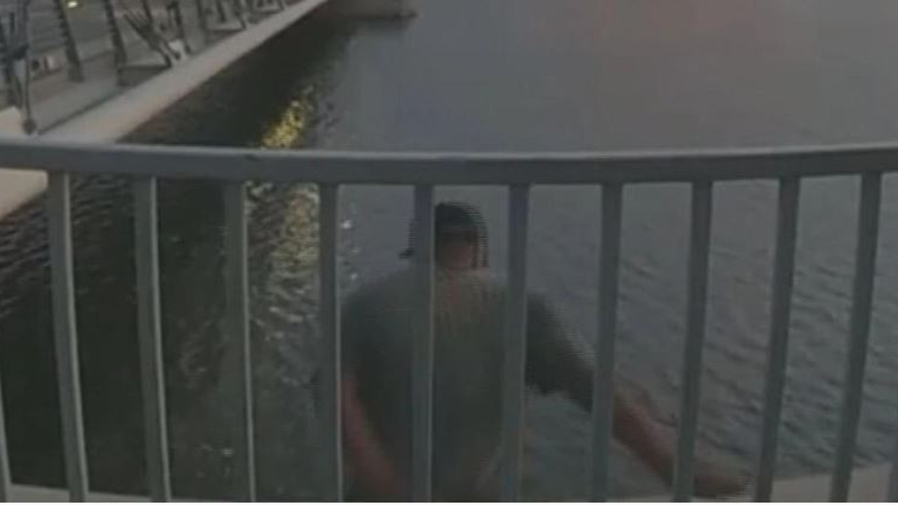 Polisler izledi talihsiz adam çırpına çırpına boğuldu