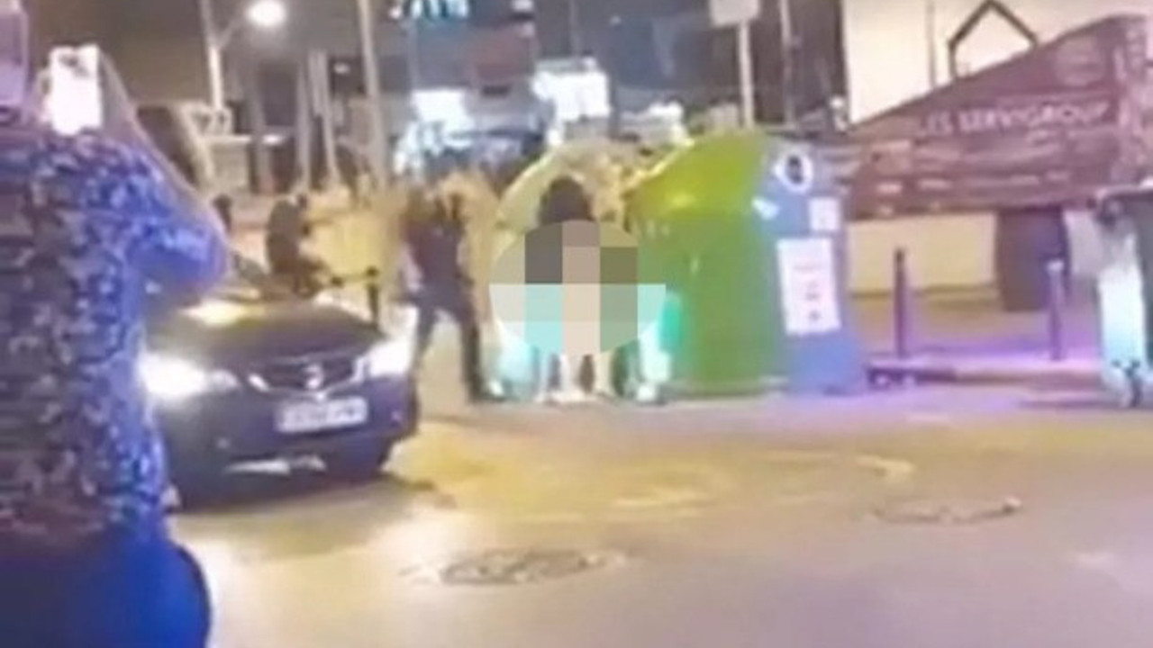 Sokak ortasında kimseye aldırmadan ilişkiye girdiler. Sonunda polisten jopu yediler