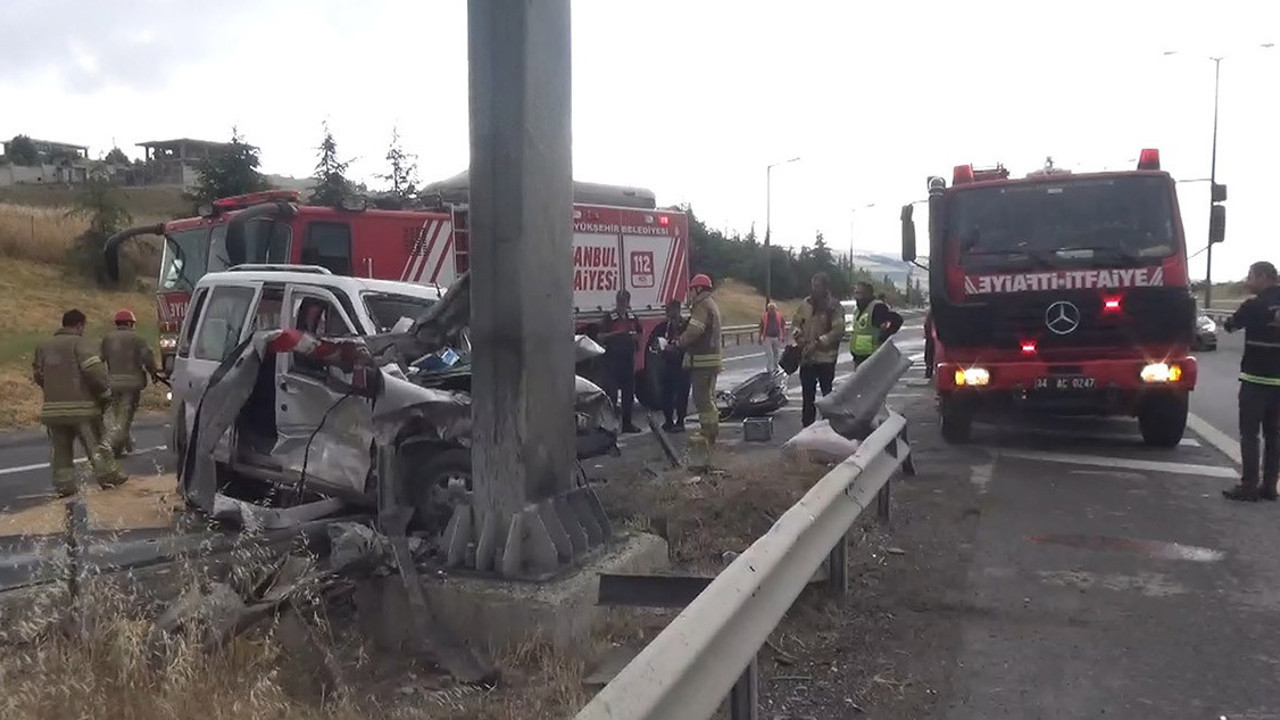 Silivri’de feci kaza! Bariyerlere çarpan genç sürücüsü öldü…
