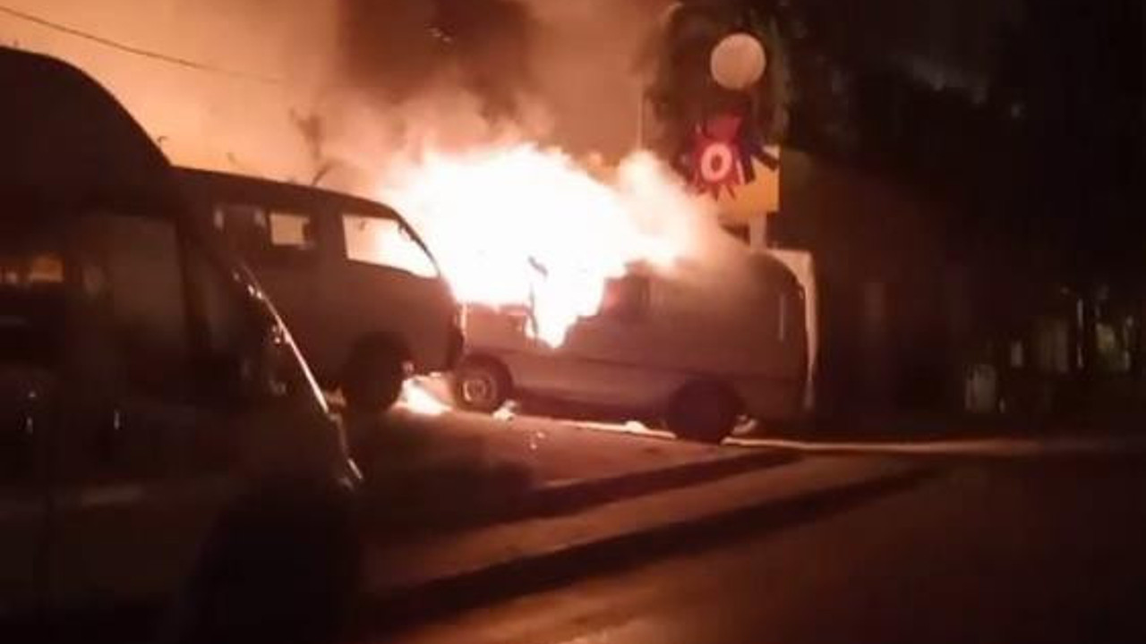 Park halindeki minibüs alev alev yandı