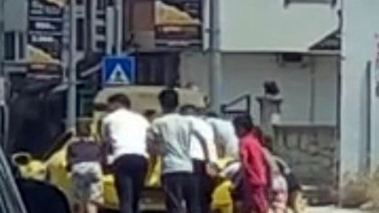 Yolda kalan milyonluk Ferrari'yi böyle vurdurdular