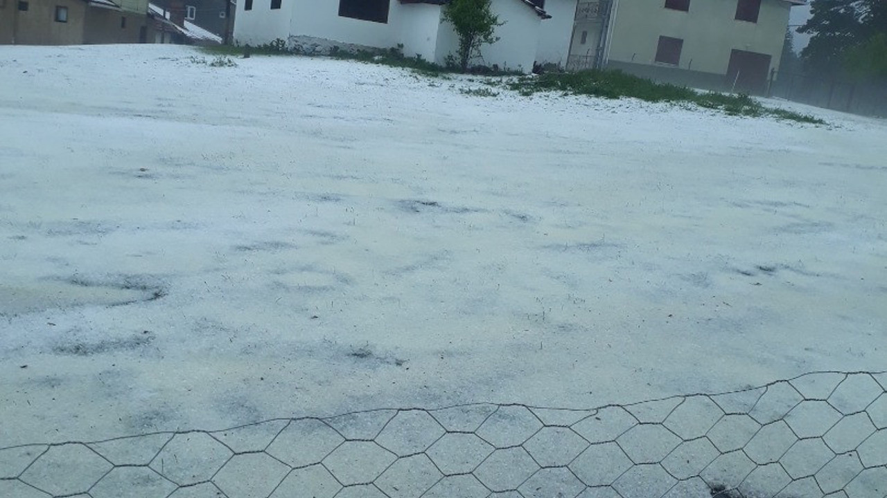 Yağış aniden bastırdı. Kastamonu’da yaylalar Haziran ayında beyaza büründü