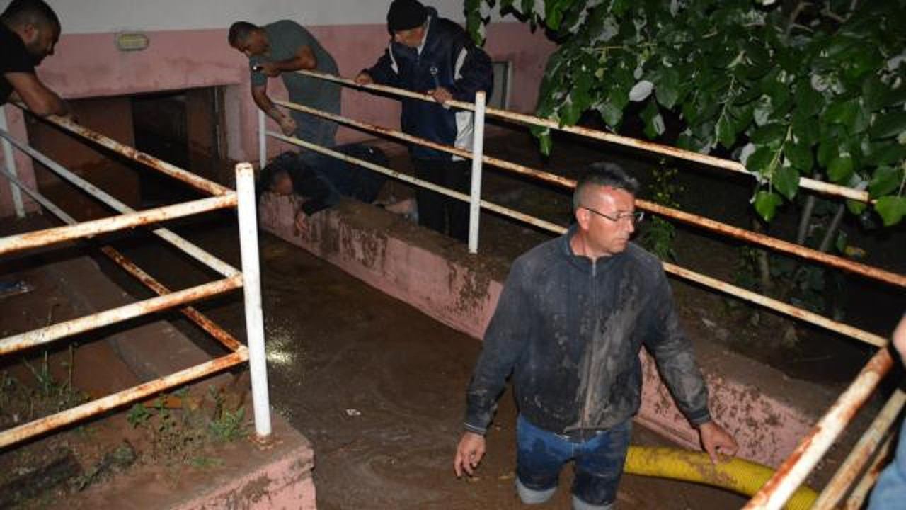 Sivas'ı sağanak vurdu: 16 ev hasar gördü