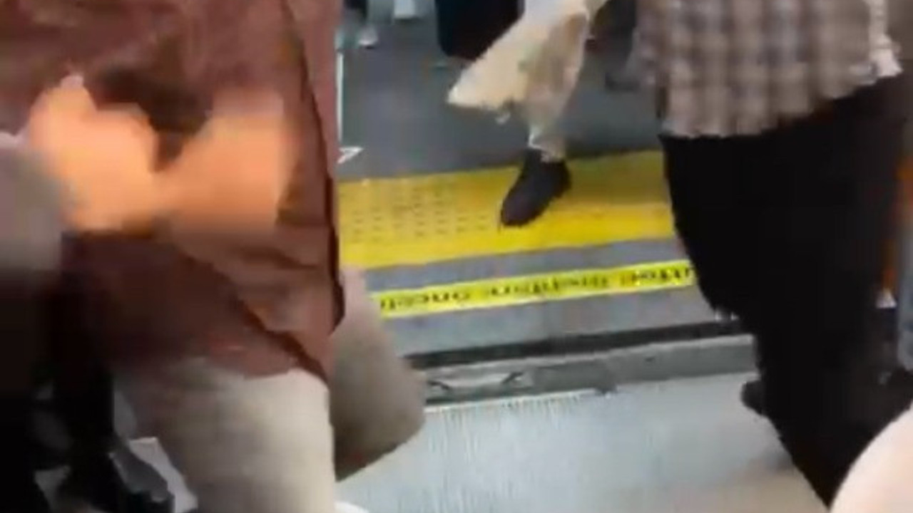 Bir sağ kroşe, bir sol direkt attı sonra kafa kola aldı. Metroyu ringe çevirdiler