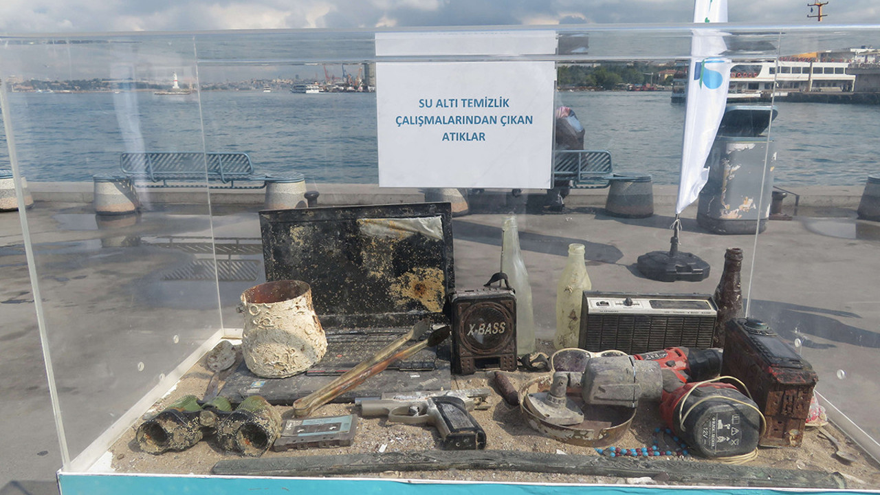 Şişelerin içerisinde canlı balık var. Denizden çıkanları sergilediler vatandaş biz pazarı sandı. Kalaşnikoftan motosiklete, sazdan kelepçeye neler var neler