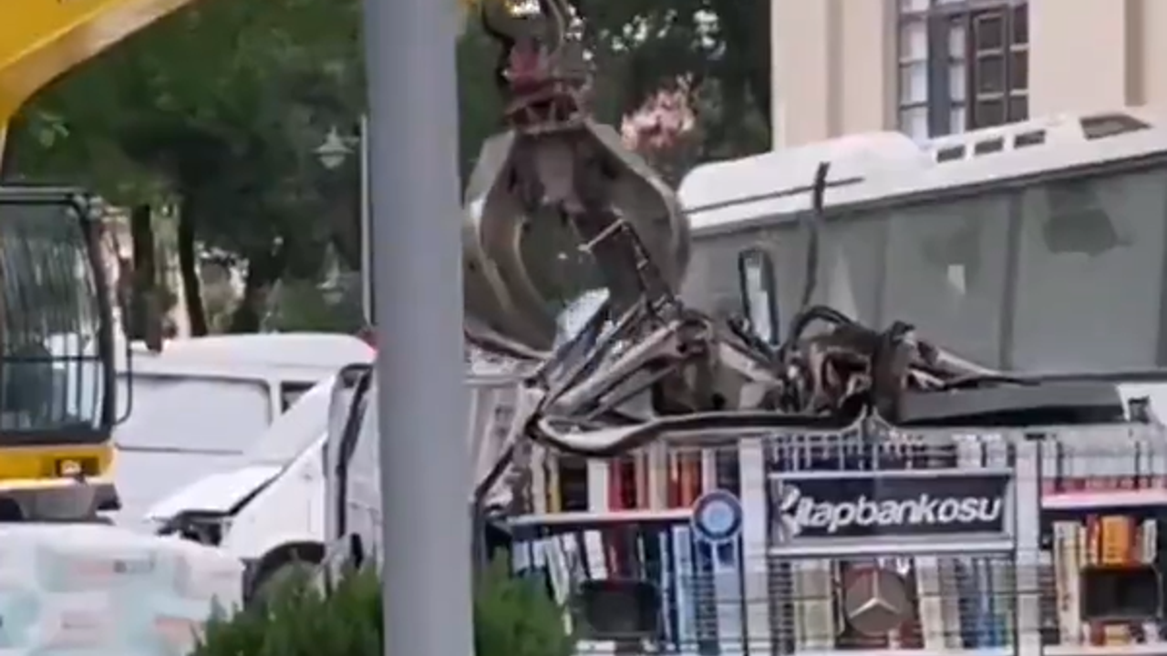Bunu ancak Orta Çağ’daki papazlar yapardı: Başkent'te öğrencilerin gezici kütüphanesi kepçeyle parçalandı