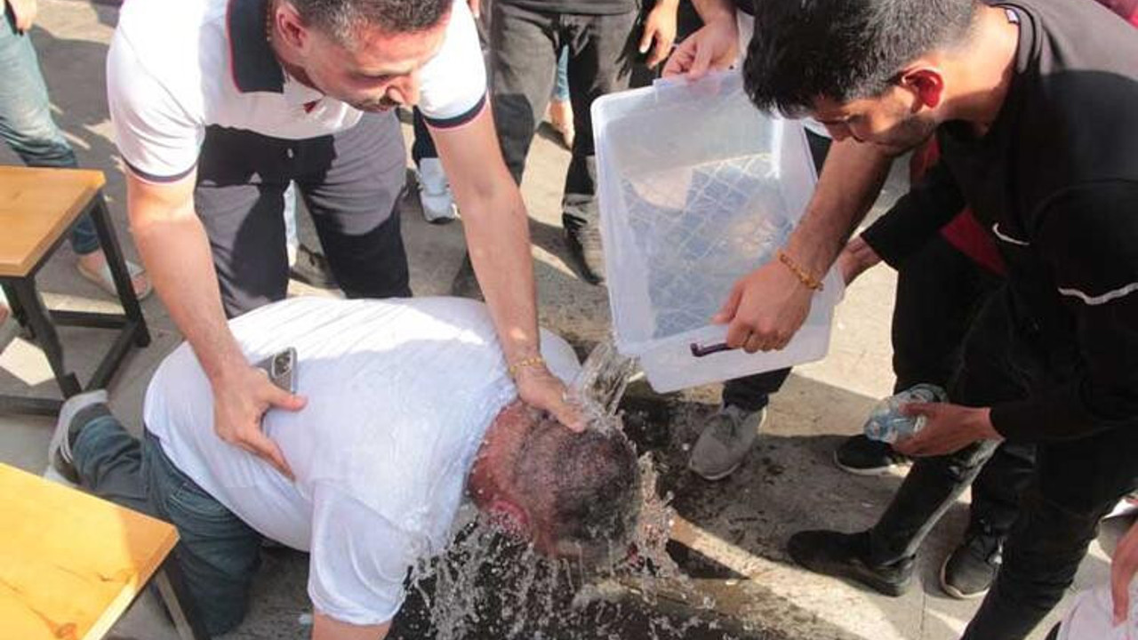 Adana’da bayıltan tost yeme yarışması. Ayıltmak için su döktüler