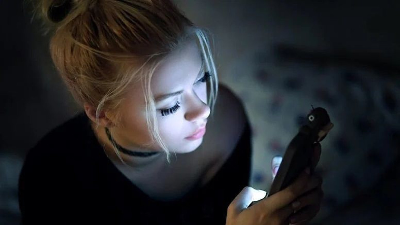 Bilim insanları uyardı. Uzun süre telefona bakanlar dikkat