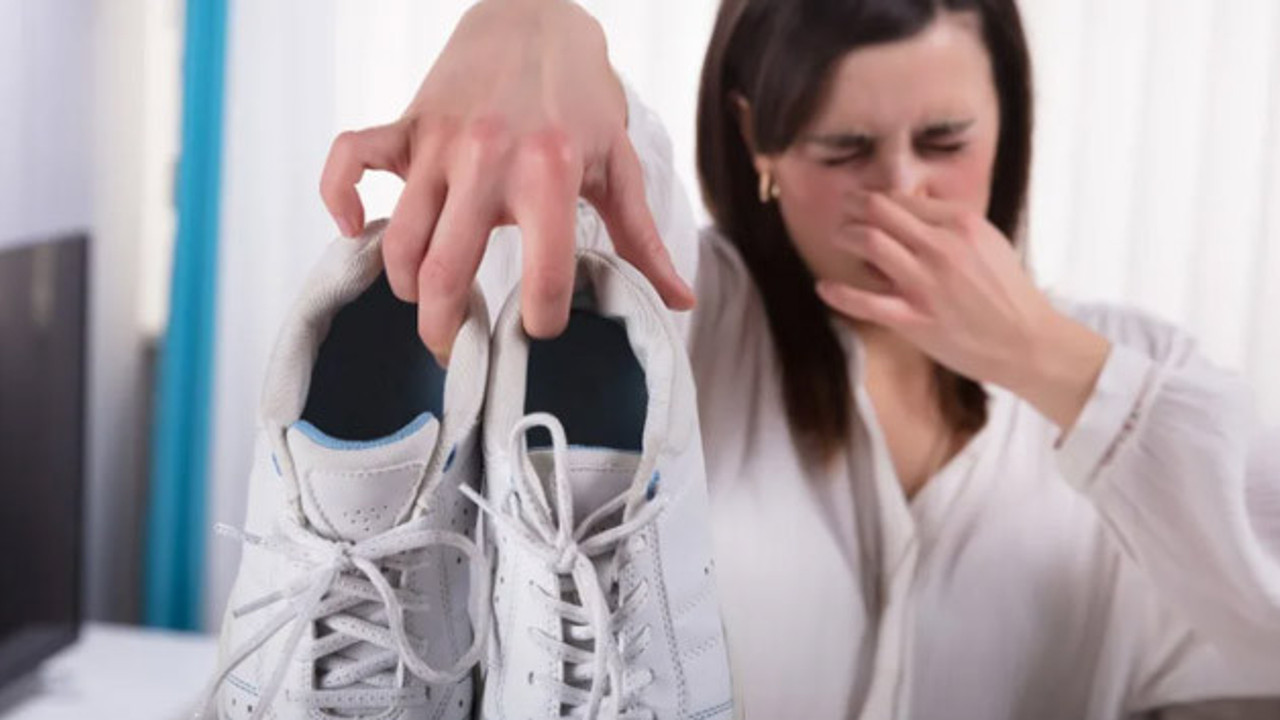 Mucize yöntem. Yazın korkulu rüyası haline gelen ayak kokusu derdine son