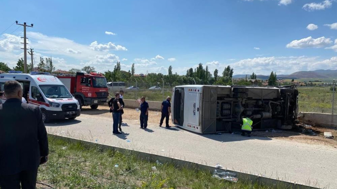 Ankara'da servis minibüsü devrildi 15 işçi yaralandı