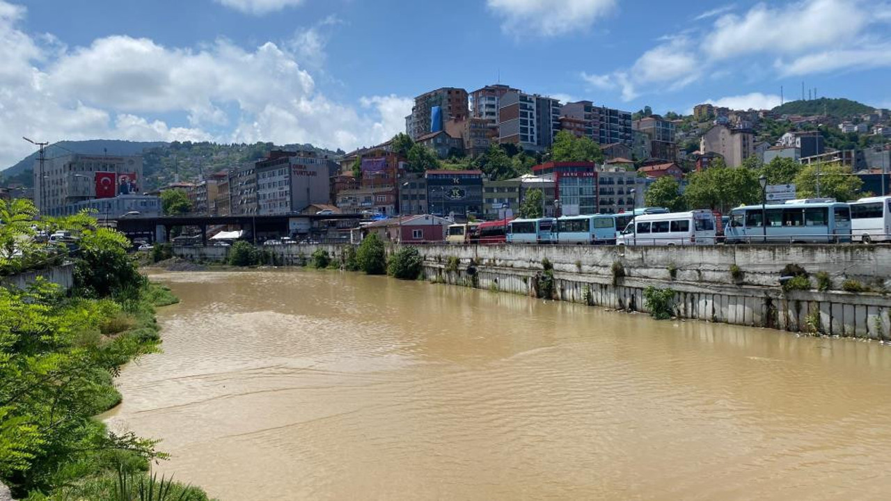 Dereler sarı sarı akıyor