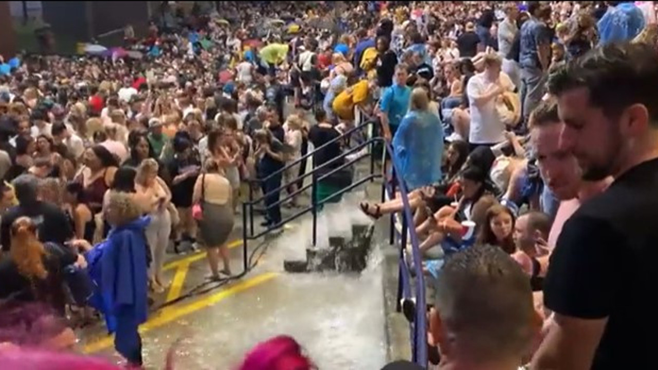 Ünlü şarkıcı Halsey'in konserini sel aldı, sahneyi kemirgenler bastı