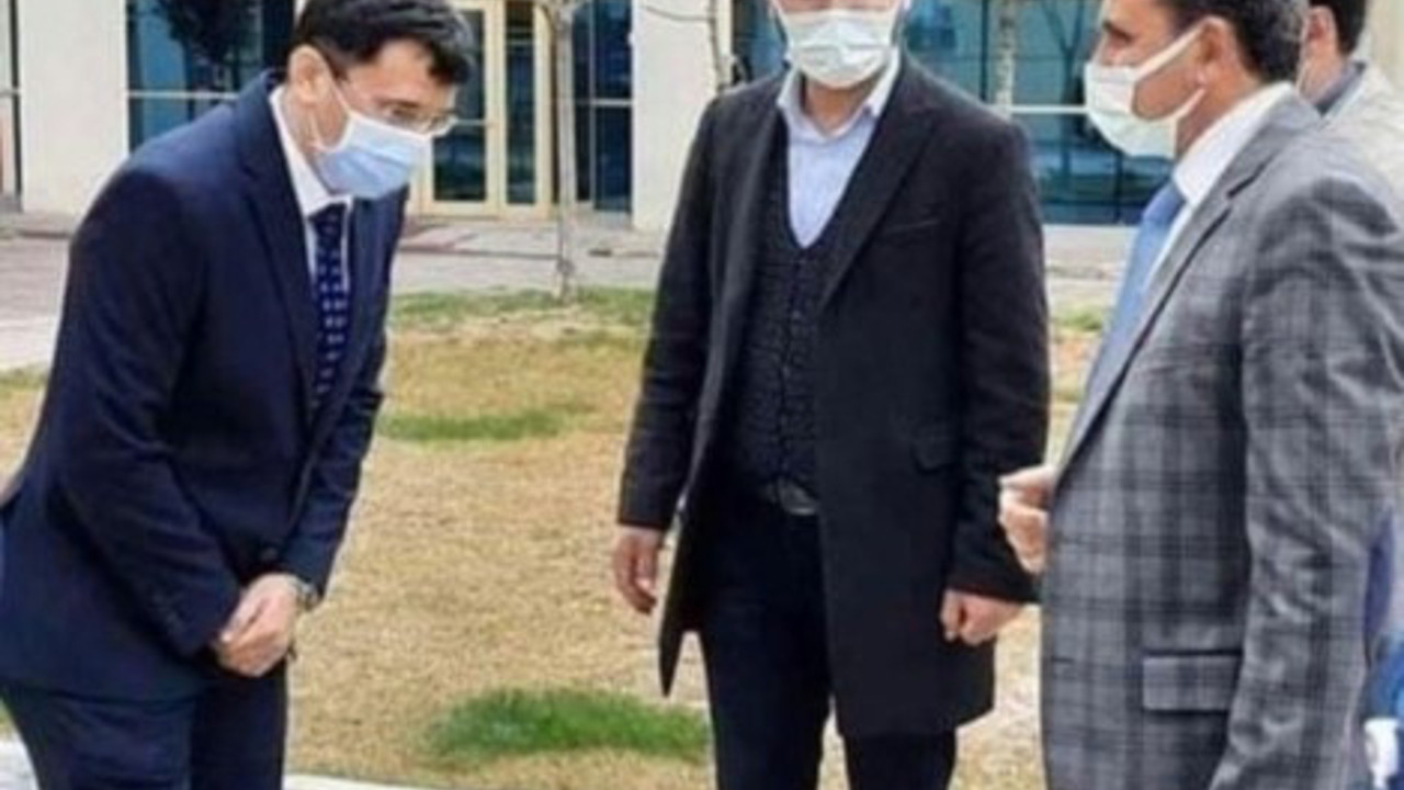 AKP'li vekil karşısında eğilen başhekim istifa etti, o fotoğraf yeniden gündem oldu
