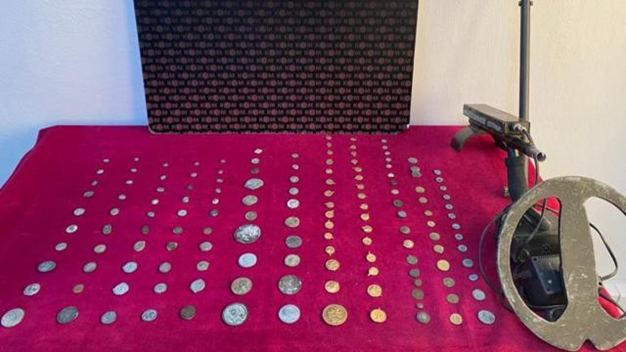 İzmir'de Roma ve Bizans dönemlerine ait 143 sikke ele geçirildi