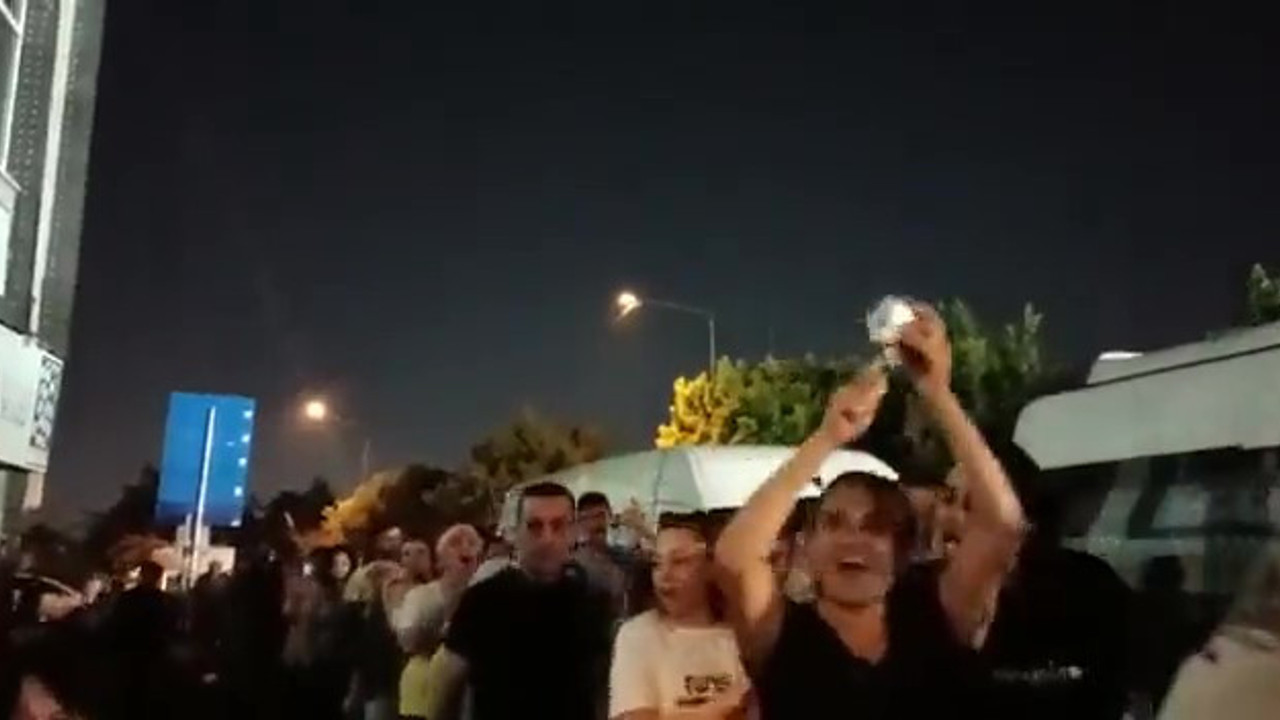 Okmeydanı'nda halk sokağa çıkıp AKP'li başkanı istifaya çağırdı. Evlerinden zorla tahliye edilmek istendiler