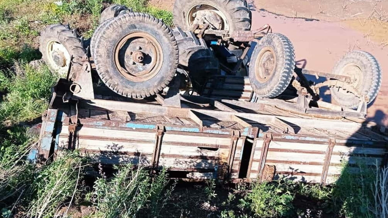 Şarampole yuvarlanan traktörün sürücüsü yara bile almadı