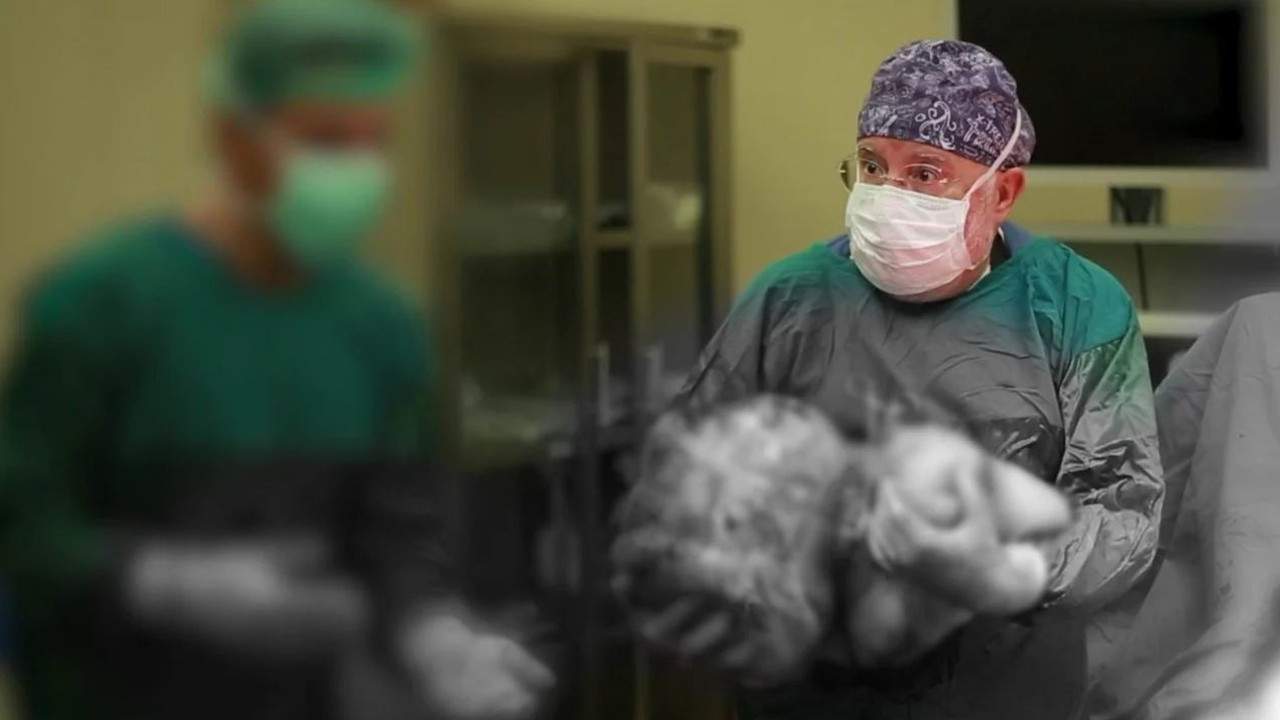40 yıllık doktor şaşkına döndü. Kadın hastanın karnından çıkarıldı