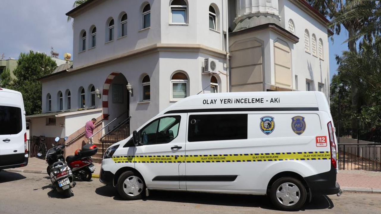 Namaz kılma bahanesi ile girdiği camide bilgisayar çaldı