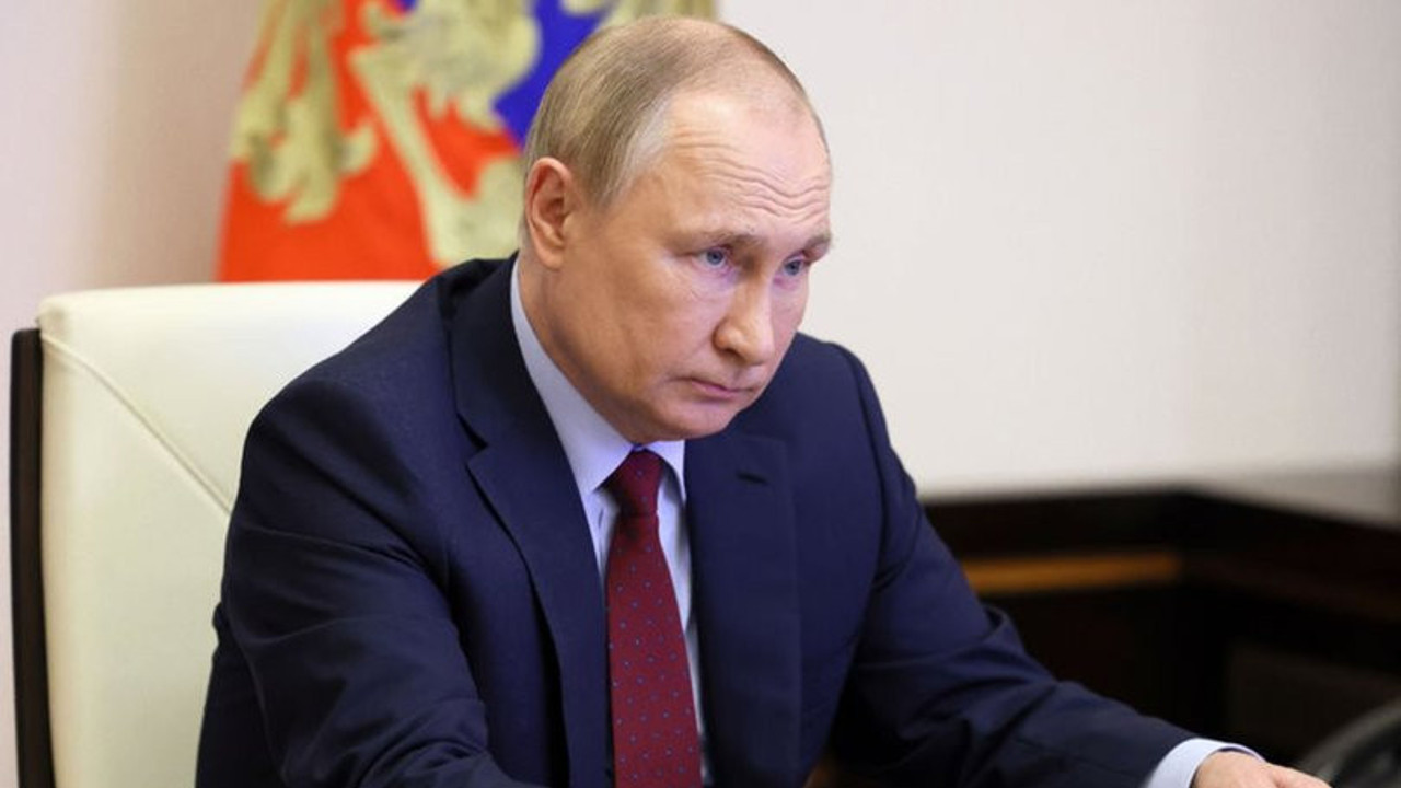 Putin’in dışkısını bile yurt dışında bırakmadığı ortaya çıktı. İktidara geldiğinden beri yanından ayırmıyor