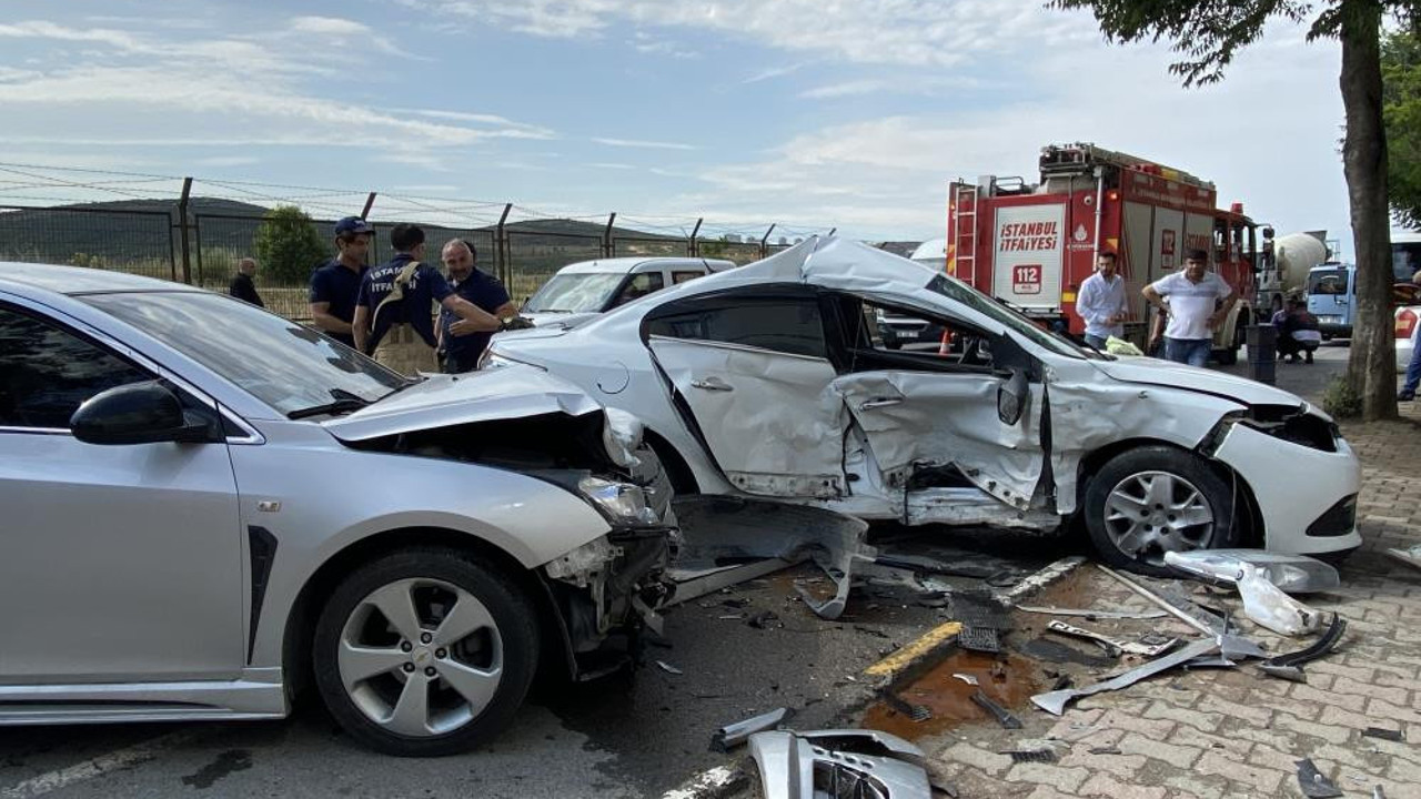 Tuzla’da direksiyon hakimiyetini kaybeden sürücü, otomobile çarptı: 2 yaralı