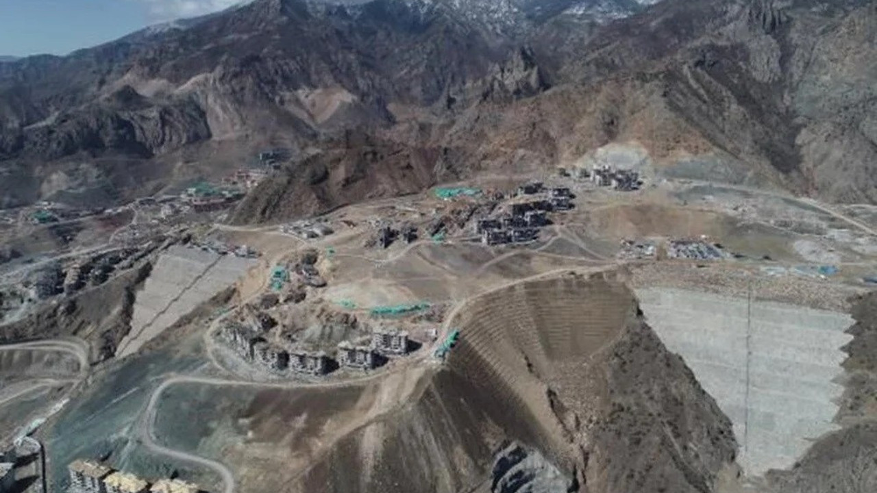 150 yıllık tarihinde 7. kez taşınan ilçe Yusufeli. Sorunlar gitgide artarak büyümeye devam ediyor.