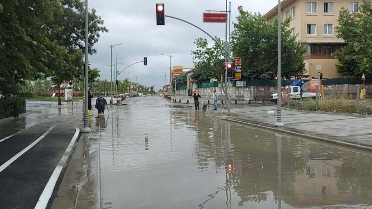 Silivri'de yollar göle döndü