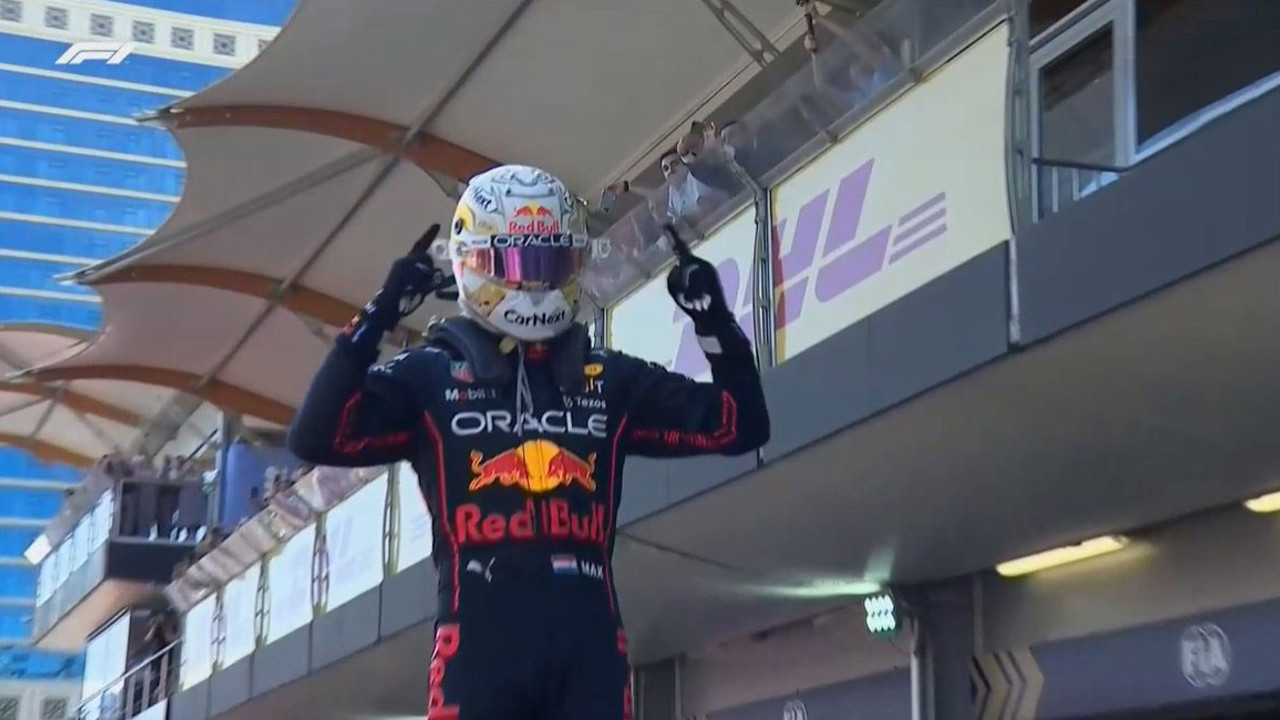 Azerbaycan'da kazanan Max Verstappen