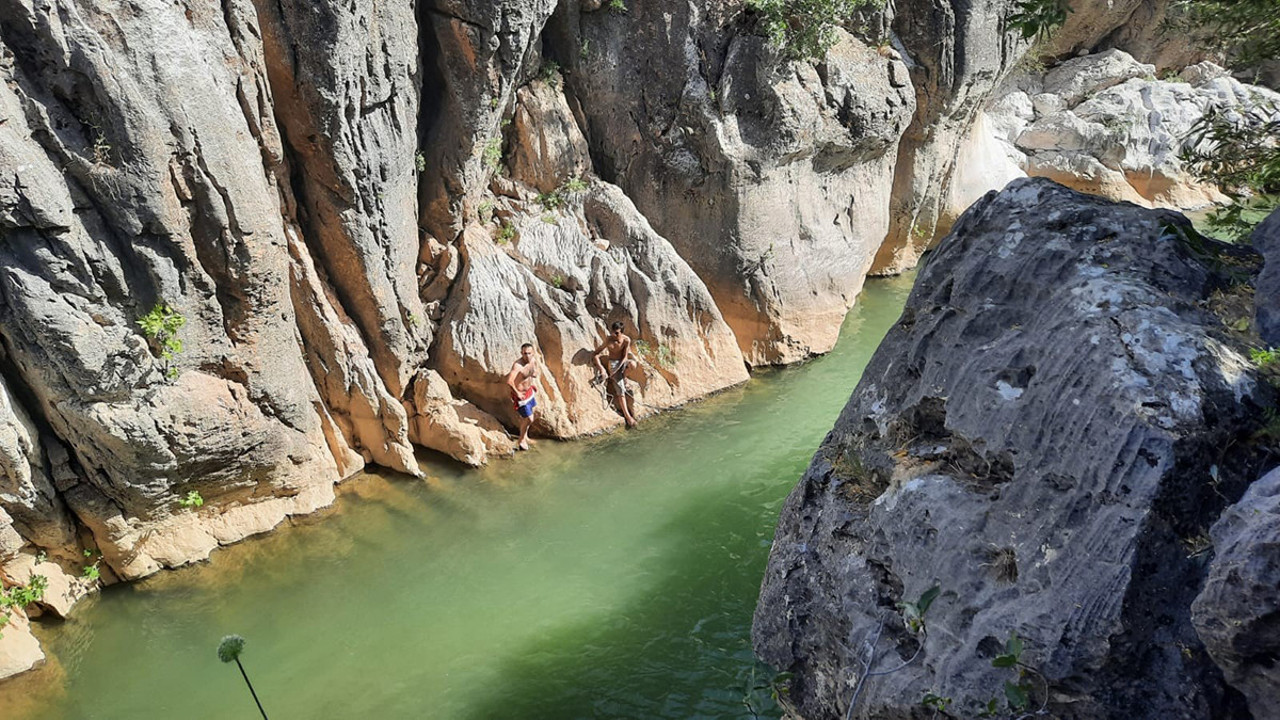 Sinek Çayı'nda mahsur kalan çocuk kurtarıldı