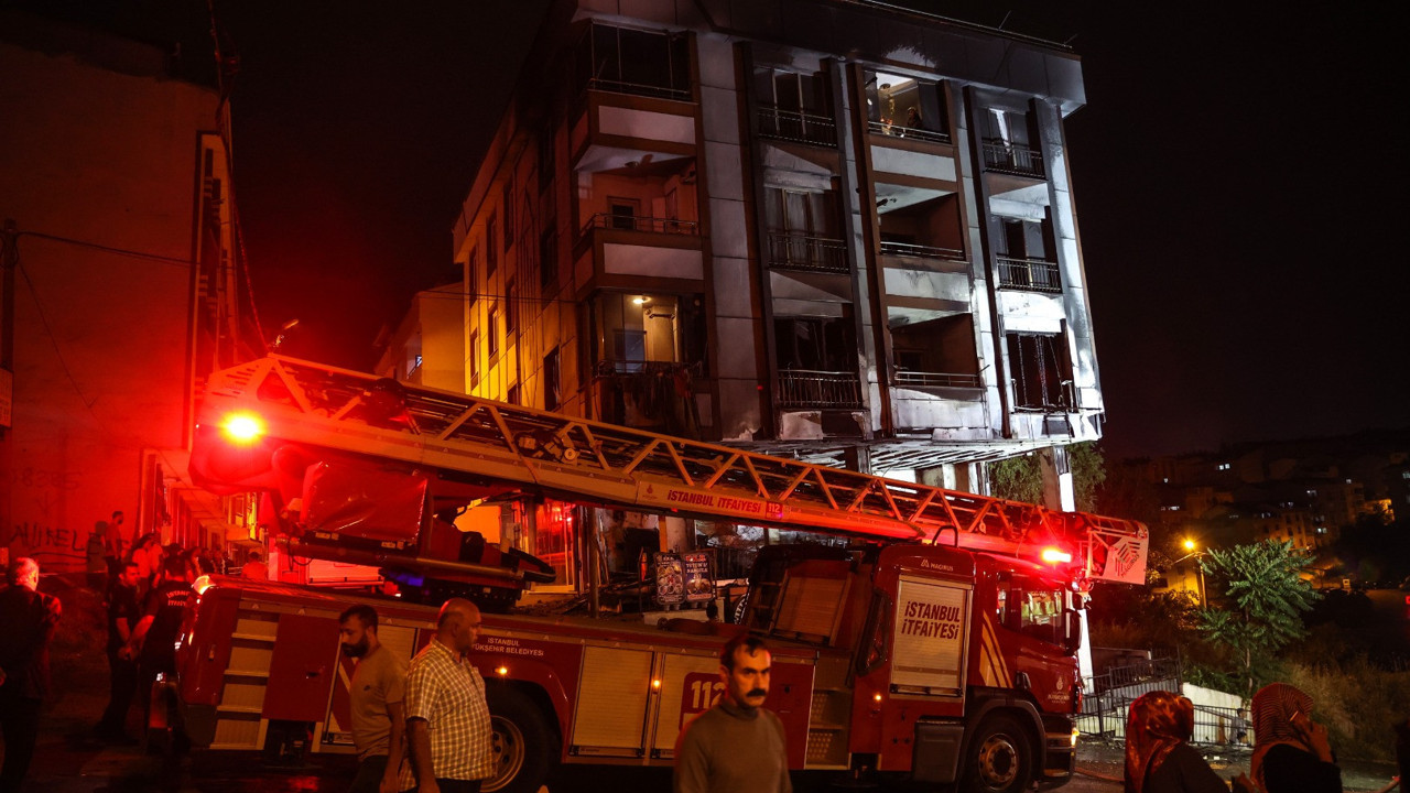 Esenyurt’ta çıkan yangında 4 katlı bina kullanılmaz hale geldi