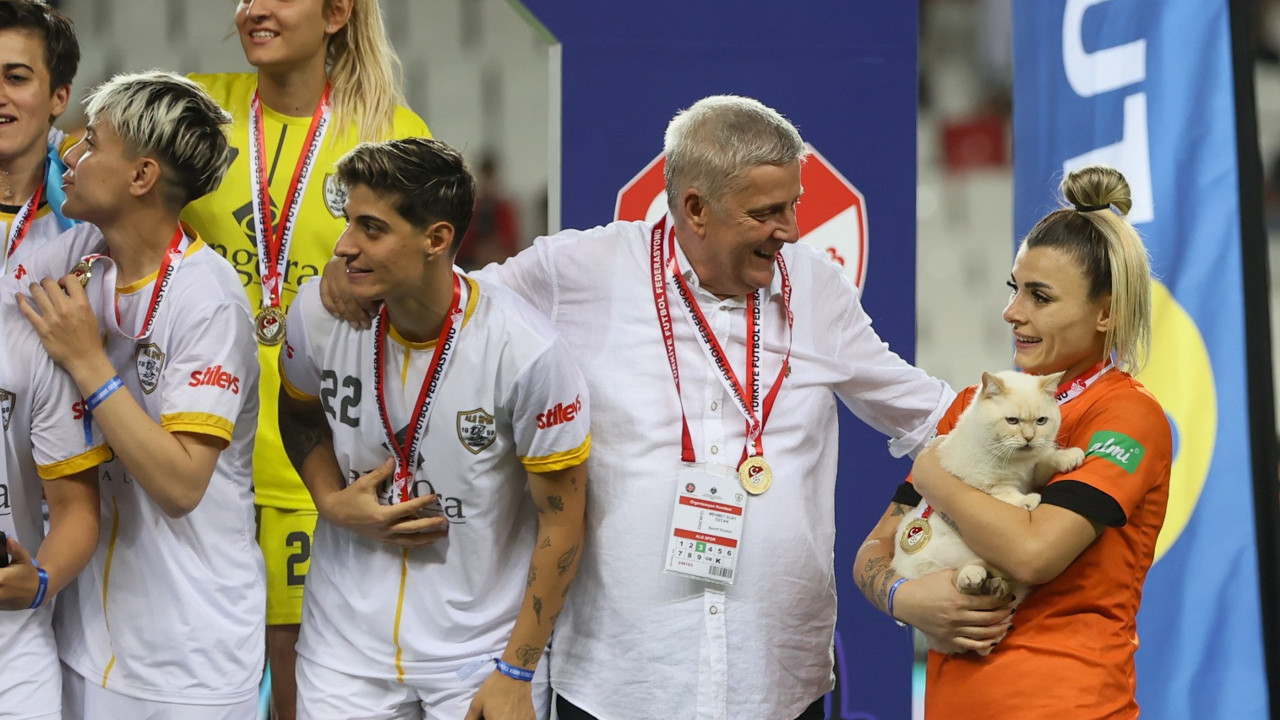 ALG Spor'un kalecisi Panter Selda şans meleğiyle şampiyonluk törenine katıldı