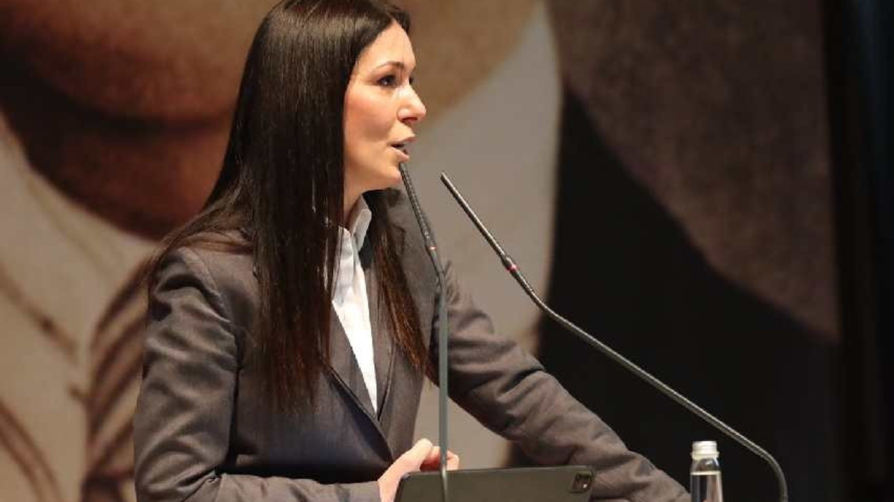 AKP enflasyonun suçlusunu buldu. Aşırı tüketimmiş. Güzel Sanatlardan mezun olunca enflasyonun tanımı da böyle oluyor