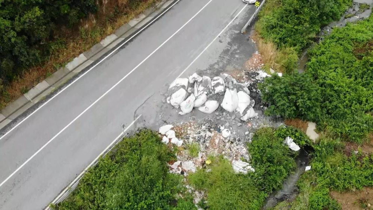 Arnavutköy'e atılan 20 çuvalın içindeki madde havaya duman saldı kokudan kimse yaklaşamadı akan dere köpürdükçe köpürdü