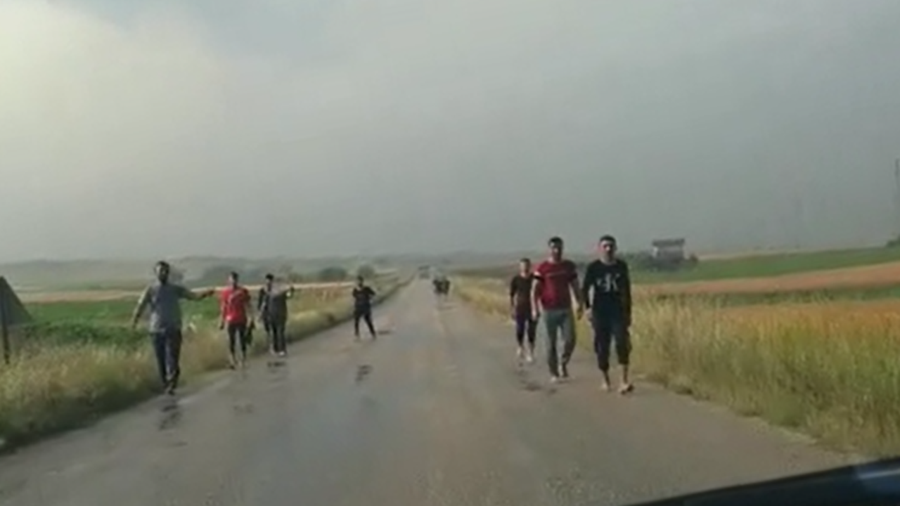 Yunanistan’a geçmek isteyen kaçaklar ayakkabıları alınıp geri itildi