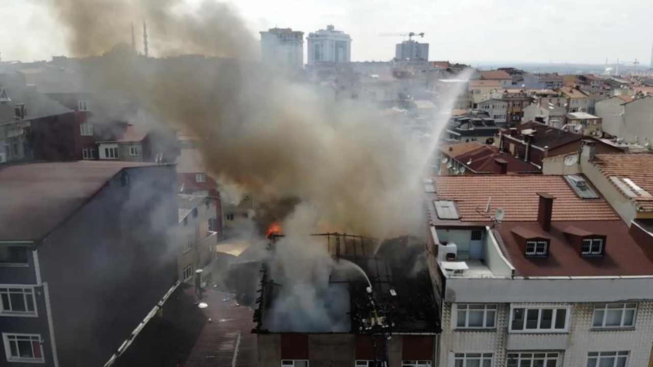 4 katlı binanın çatısı alev alev yandı