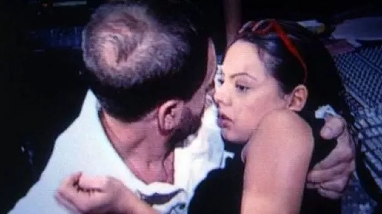 Ebru Gündeş'in sahnede beyin kanaması geçirdiği görüntüler ortaya çıktı. Gülerek yere düşmüştü