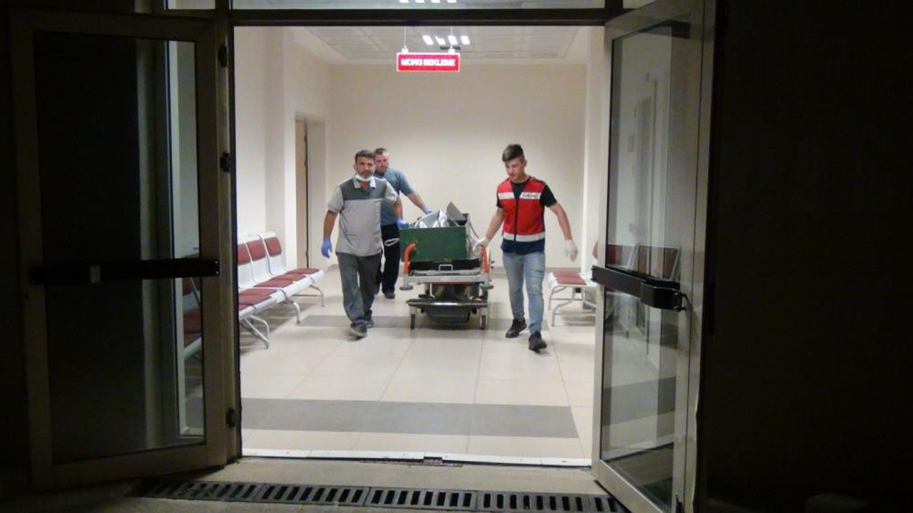 Kahvehanede cinayet! Boğazından bıçaklandı