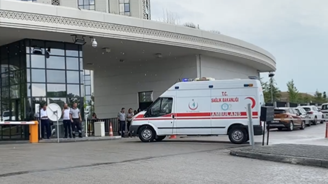 Sağlık Bakanlığı önünde bir ambulans şoförü kendisini ambulansa kilitledi. “Oksijen tüplerini açtım Sağlık Bakanı gelmezse kendimi patlatacağım” dedi