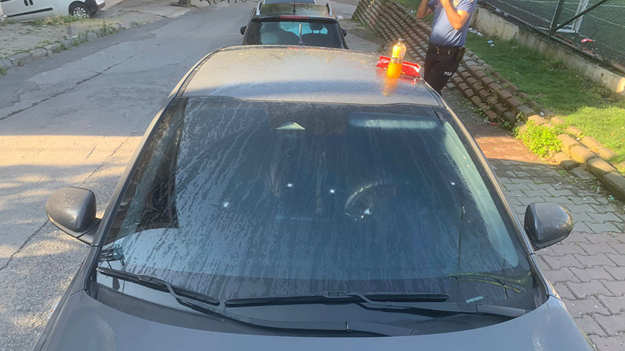 Evinin önüne park ettiği otomobili kurşunlandı
