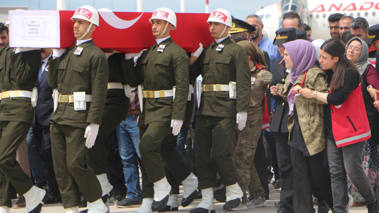 Şehit Ramazan Gök’ün cenazesinde yürek yakan sözler. Nişanlısı: Böyle mi gelecektin? Nikahımıza sayılı günler kalmıştı…