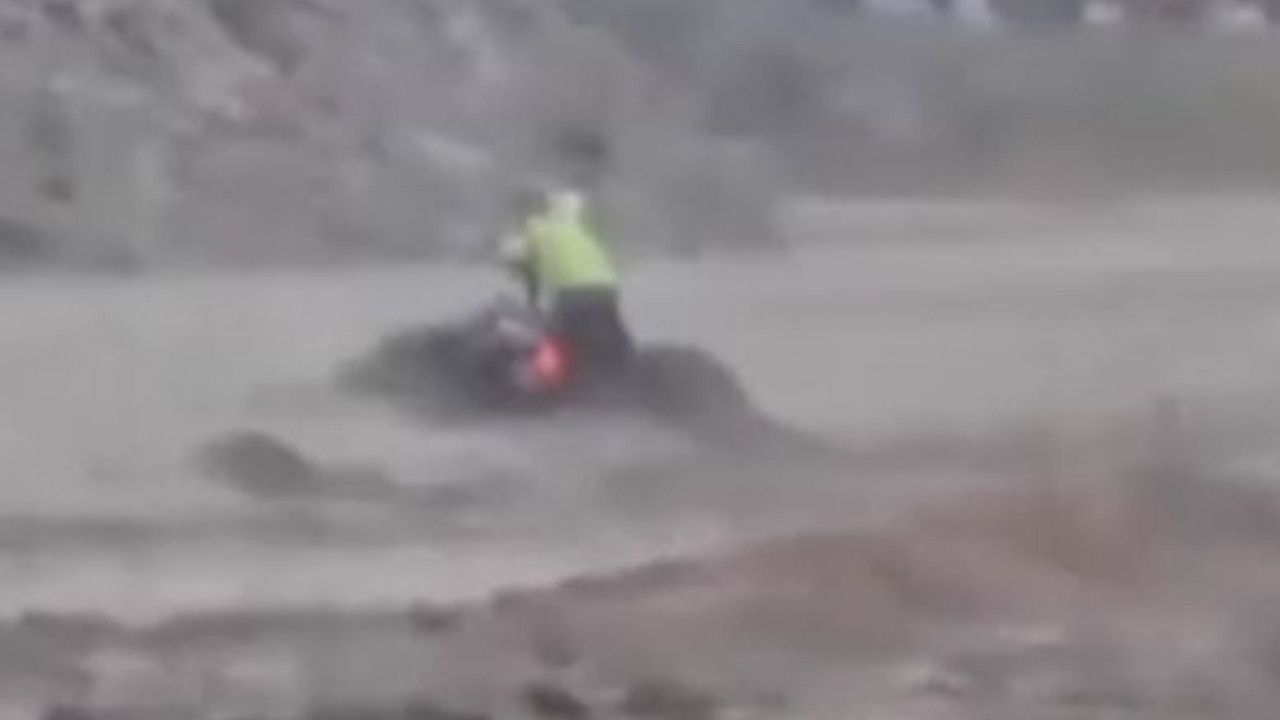 Sele kapılan motosiklet sürücüsünün zor anları