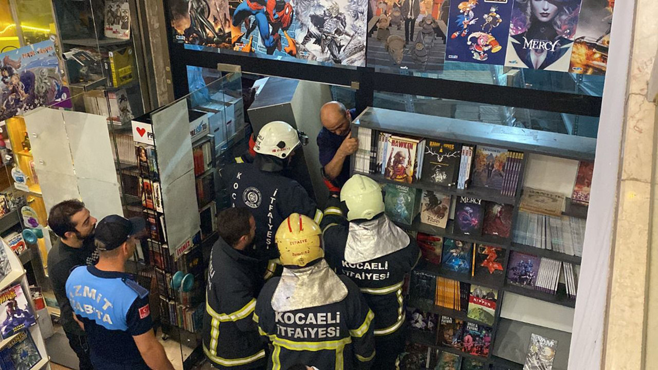 Devrilen rafların arasında mahsur kaldı! Yardımına itfaiye yetişti…