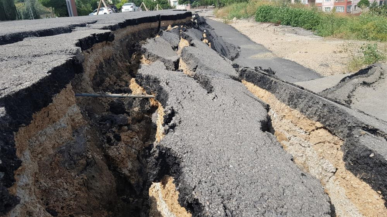 Otoparkta yarıklar oluştu. Site sakinleri dehşeti yaşadı