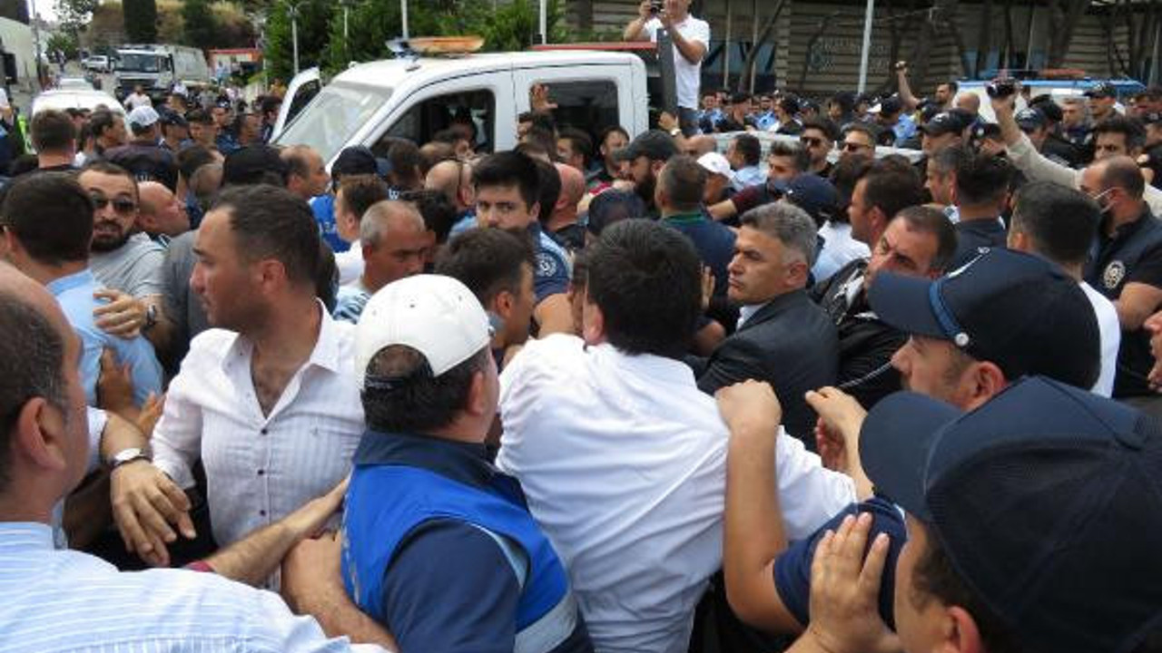 İBB ile Üsküdar zabıtaları meydan muharebesine utuştu araya çevik kuvvet girdi