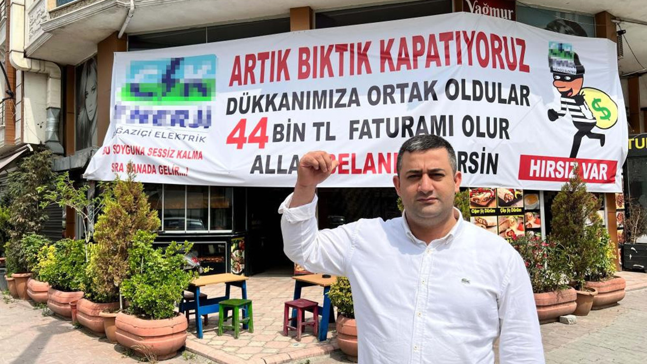 60 metrekare dükkana 44 bin TL’lik elektrik faturası isyan ettirdi. Dükkanın boyu kadar pankart astı. Gören dönüp bir daha baktı