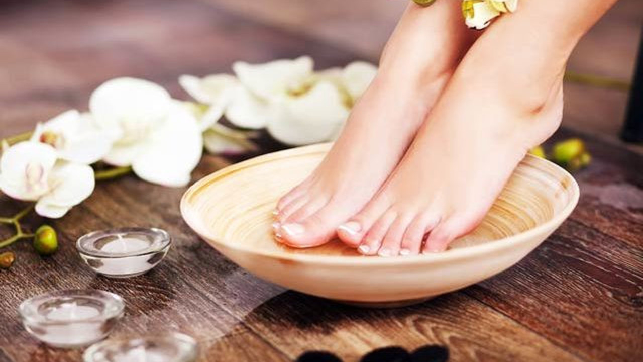 Sıcak günlerin kabusu ayak kokusundan kurtulmanın yolları